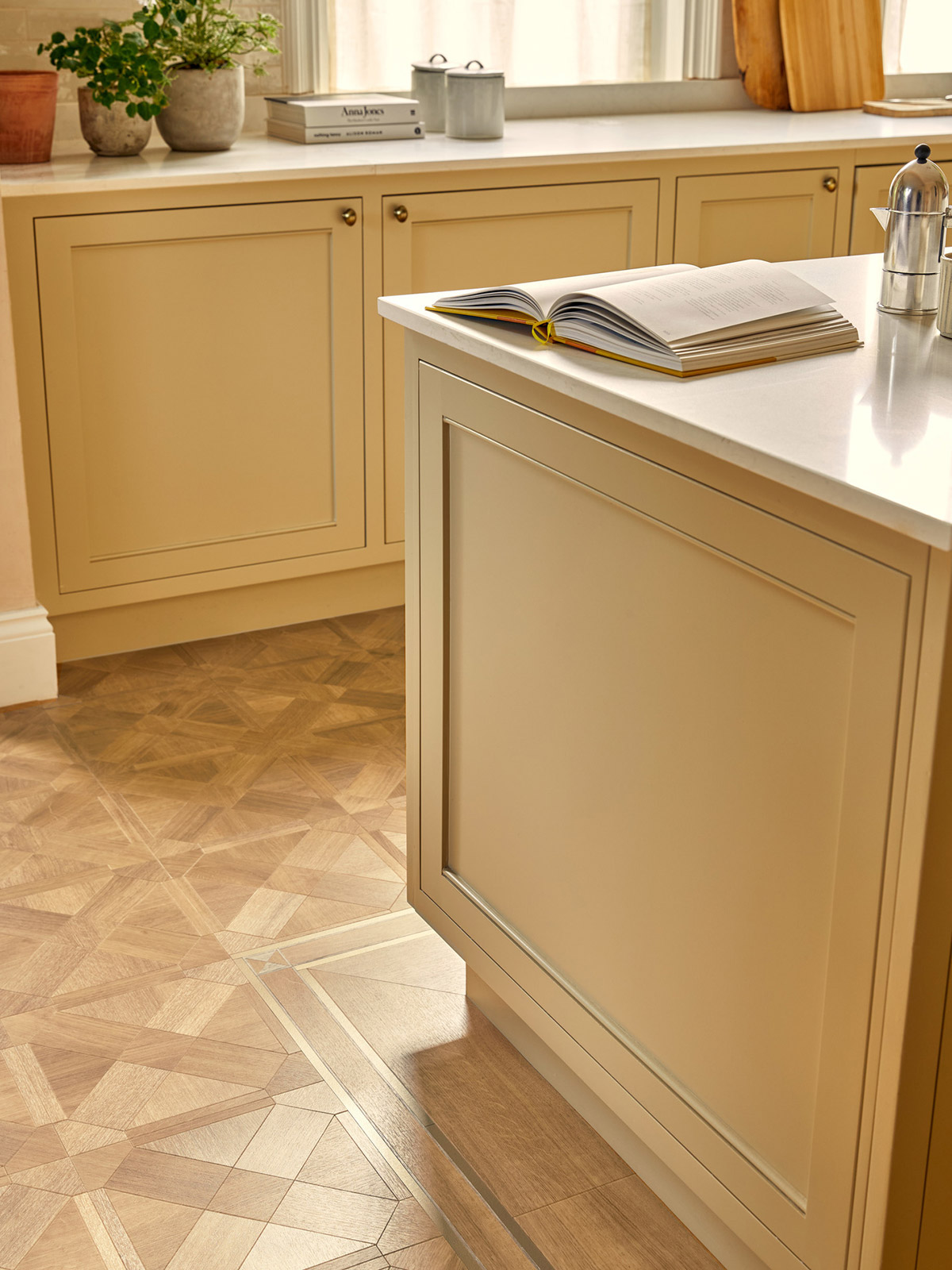 Akari Lattice Large Honeysuckle | DC608 | Heritage floor designs